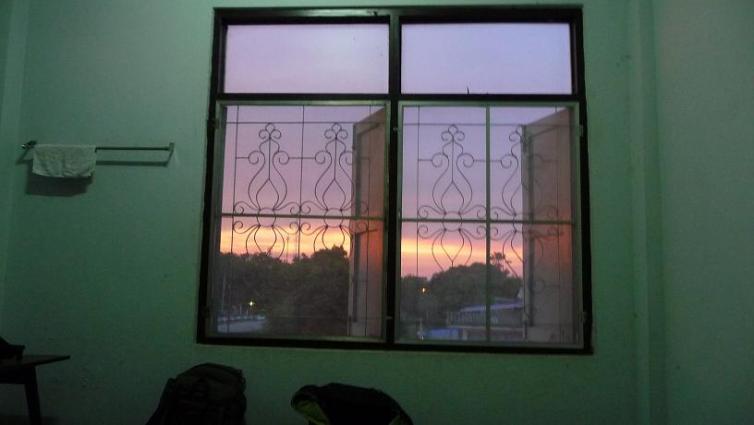 La vue de notre chambre à Petchaburi (Thaïlande). Pas un grand standing, mais une vue sur la rivière et 260 Bath.