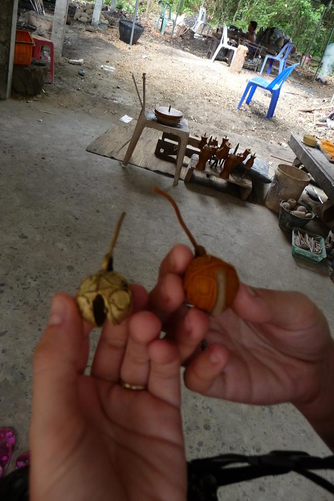 A droite la forme en terre et cire