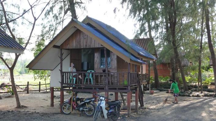 Un Bungalow les pieds dans le sable sur la belle plage déserte de La Mae (Thaïlande) : 400 Bath
