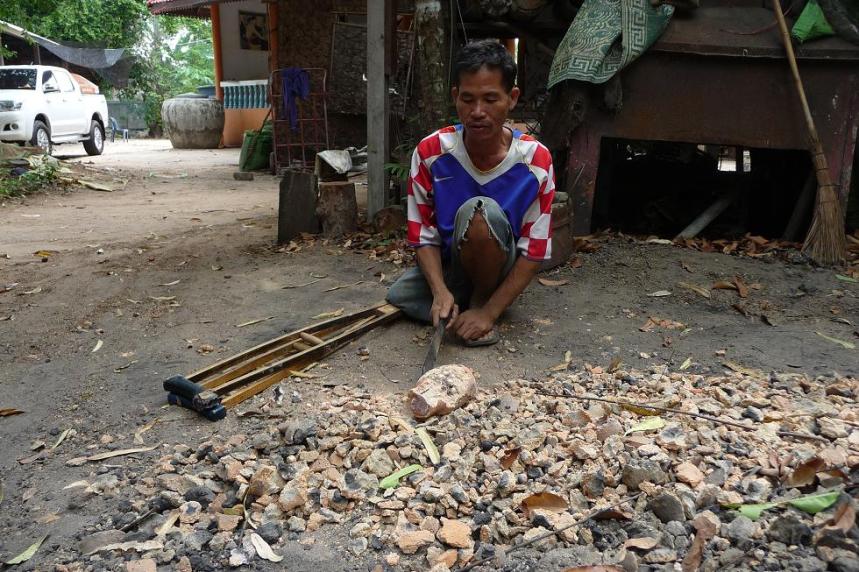 Cet homme à l'art du pétage de pots