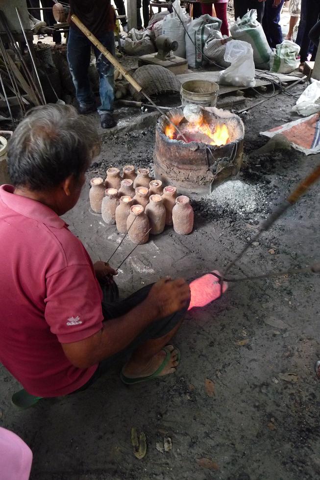 Le petit pot de terre (rouge) bien cuit et prêt à recueillir son bronze