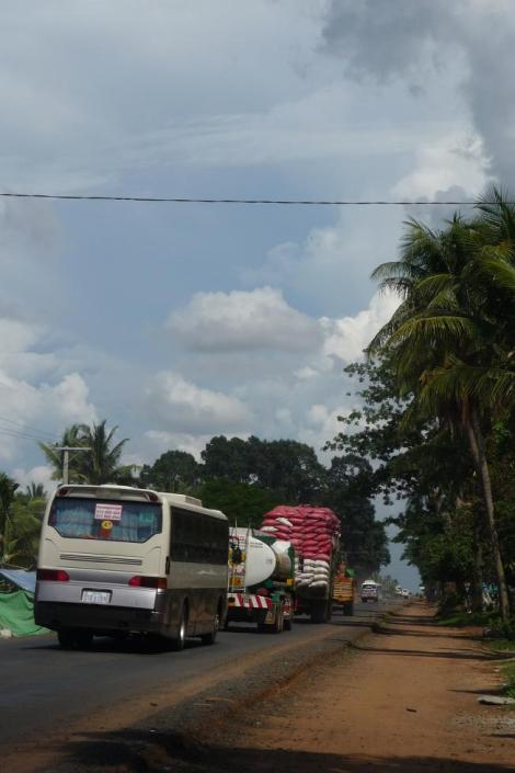 Camion surchargé et ses copains bus