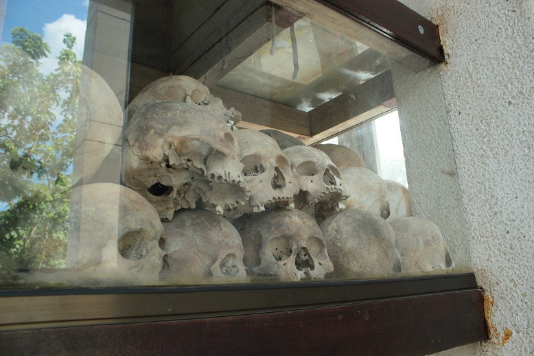 Les cranes de la stupa dans les killing fields de Phnom Penh