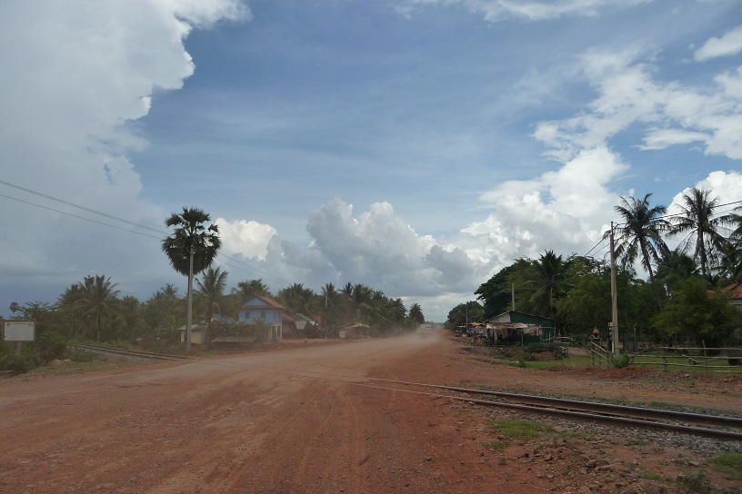 Sur la route entre Takeo et Phnom Penh après le passage d'un camion