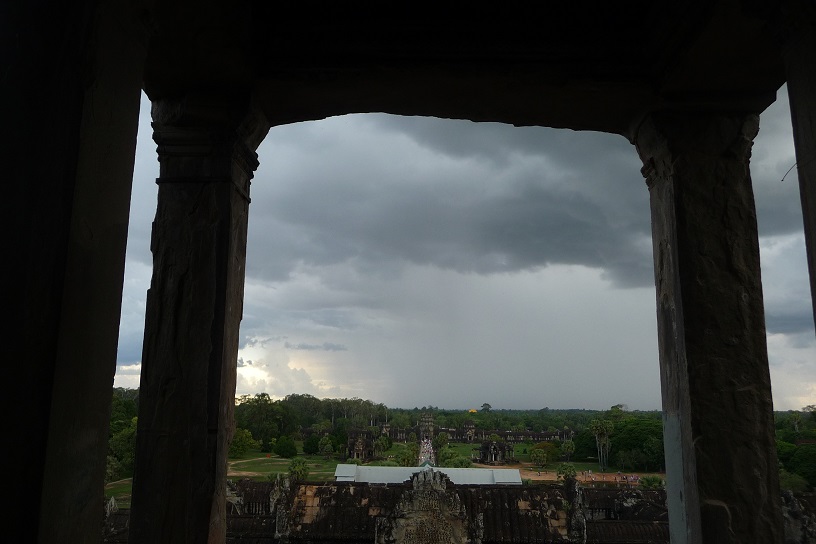 Vue du dernier étage du temple. Ca nous pend au nez, je vous dis !