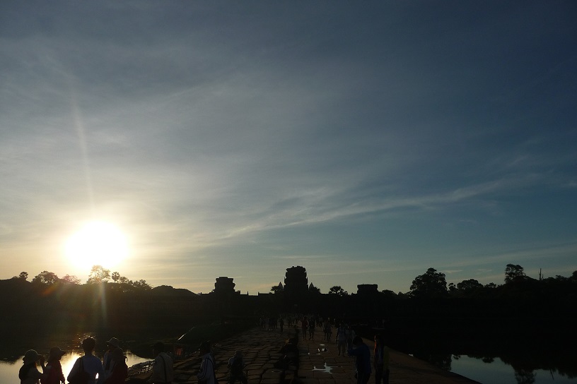 Voir le soleil se lever sur Angkor et mourir...