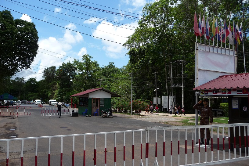 Au loin, c'est la cabane des douaniers Thaïlandais.
