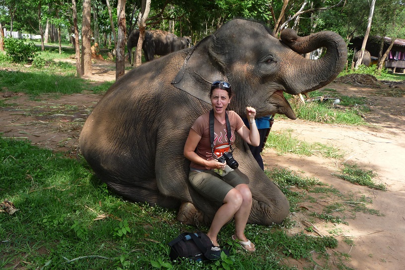 Claire qui imite une trompe d'éléphant