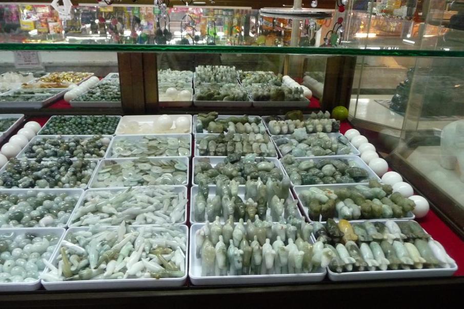 Des objets en pierre, dont les fameux oeufs, qu'on se demande bien à quoi ça peut servir!