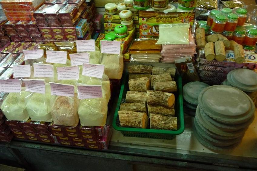 La fameuse crème thanaka, obtenue à partir de la poudre, obtenue à partir du petit bout de bois râpé sur la pierre. Pour un teint de jeune fille