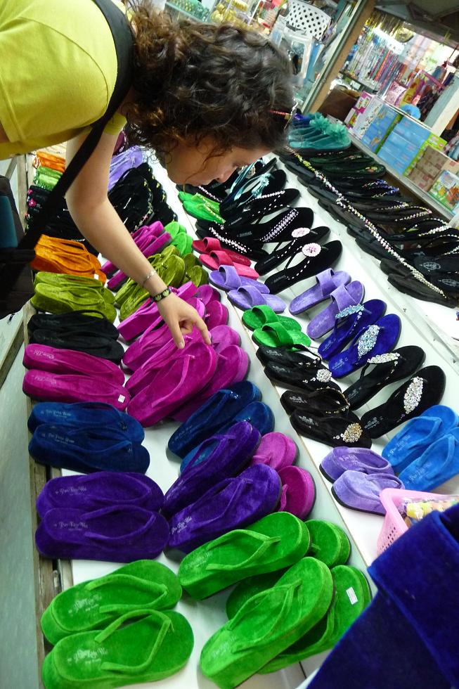 qui a dit que les tongues devaient être en plastoc? Ici, pour vous mesdames, du velour