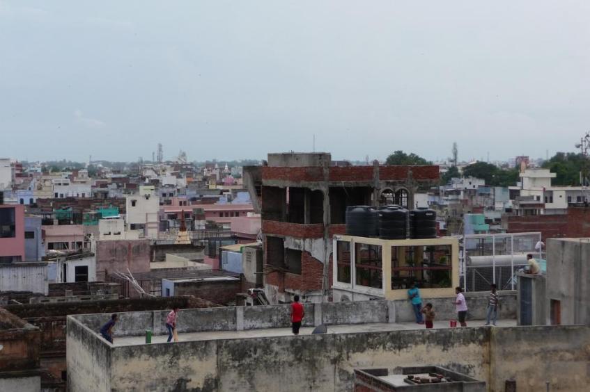 Oui ce sont des gamins qui jouent au cricket