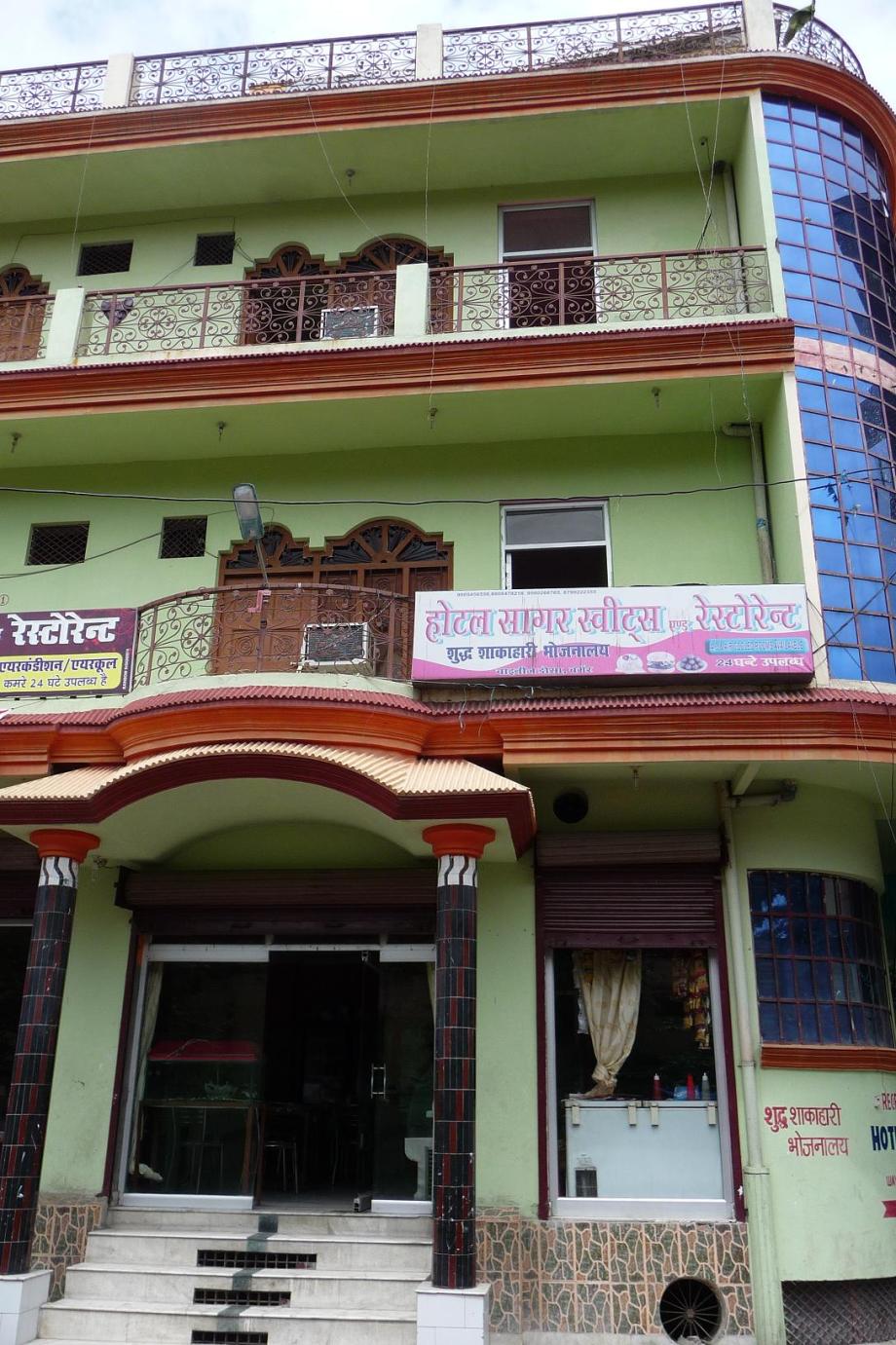 Parfois, il vaut mieux subir les bruits de la circulation en ayant une chambre en façade que vivre avec un groupe électrogène dans la courette derrière.