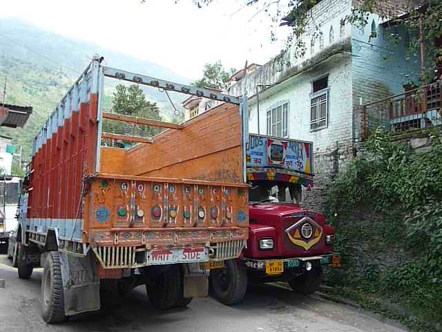 Voila a quoi ressemble un embouteillage de village qui peut durer une heure