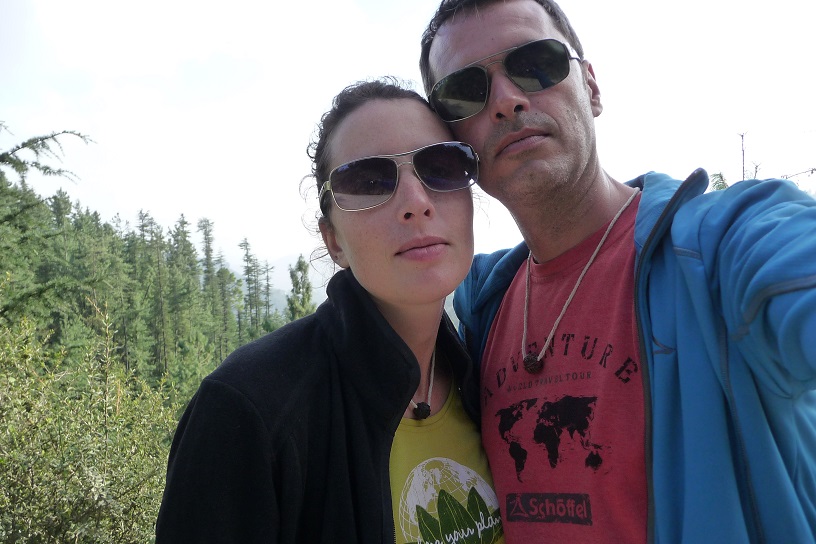 Un couple qui rayonne de bonheur