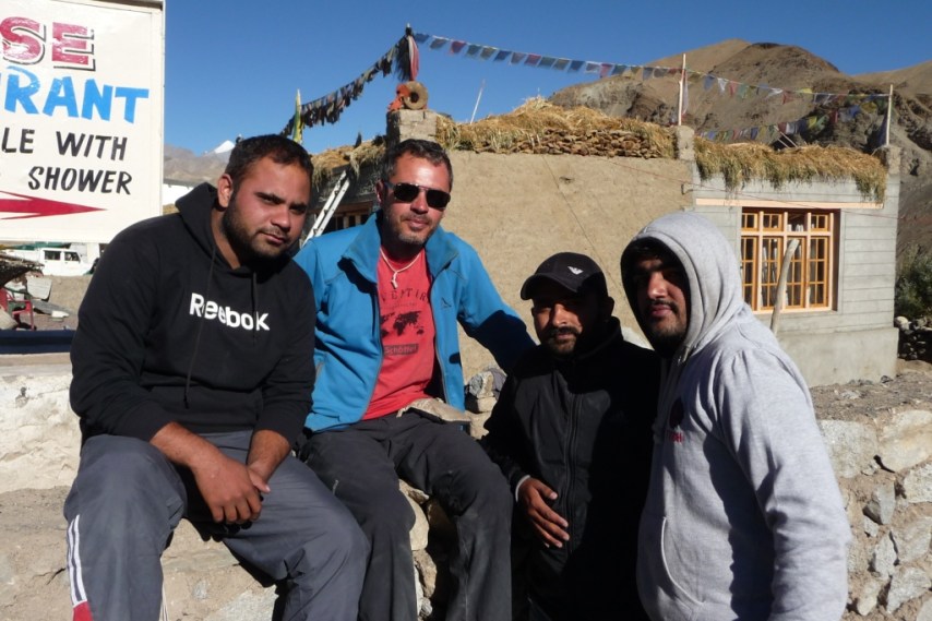 Aurel se fait des amis en claquant des doigts