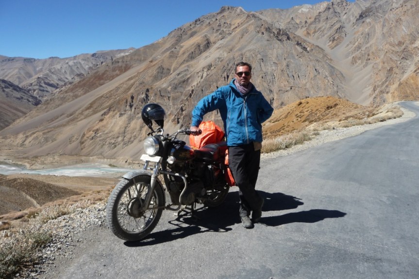 5-aurel-est-fier-de-sa-moto