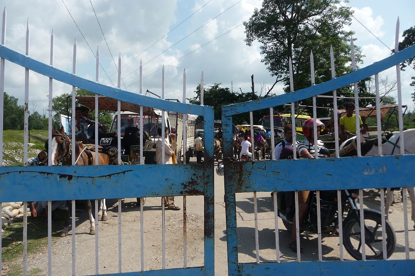 Nous, avons le droit de passer, les locaux attendent les ouvertures de portes à horaires fixes, toute les heures.