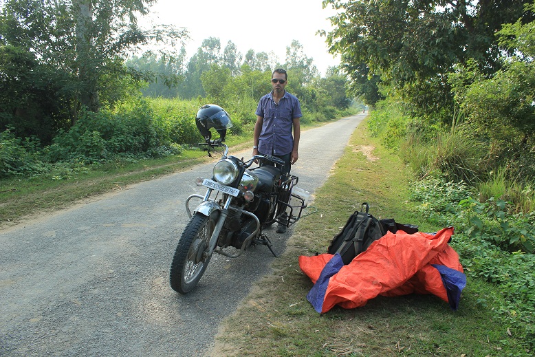 Voyez la joie de l'homme qui va pousser 200 kilos avec une pneu à plat sur un faux-plat de plus de 2 kilomètres