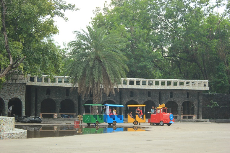 Le petit train Kéké qui roule à fond (ici à l'arrêt)