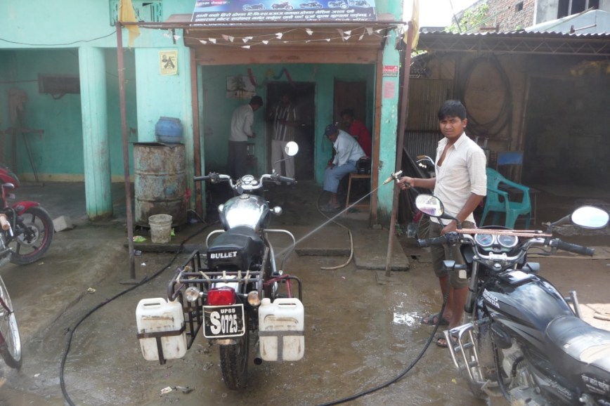 Une douche pour Rajesh, et ça repart !