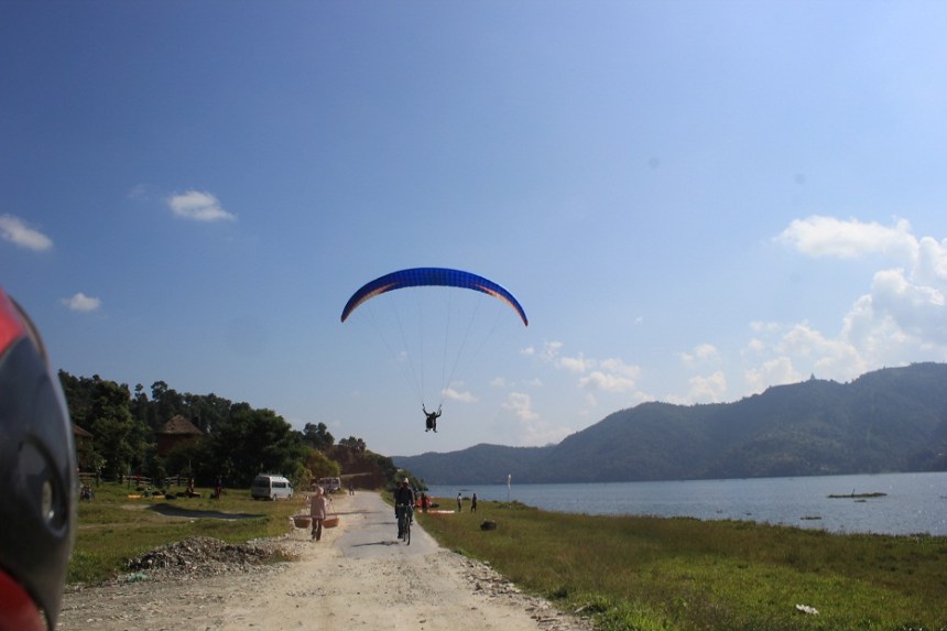 Blog bord de lac et un parapente