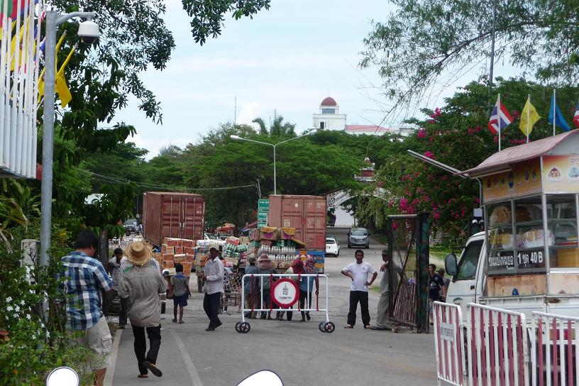 La frontière entre la Thaïlande et le Cambodge. Evitez tant que possible les gros points de passage !