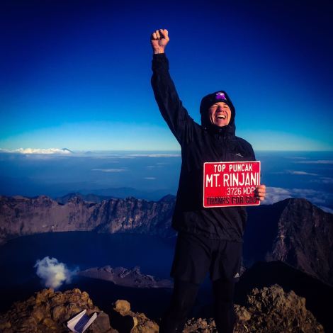 Il est important de savoir que sur cette photo, Shaun ne remercie en aucune façon un Dieu quelconque mais célèbre ses testicules qui lui ont donné le courage de courir et de finir un marathon de montagne de taré sur le Mont Riqni en Indonésie... et ça mes lapin c'est pas de la roupie de sansonnet, alors chapeau bas!